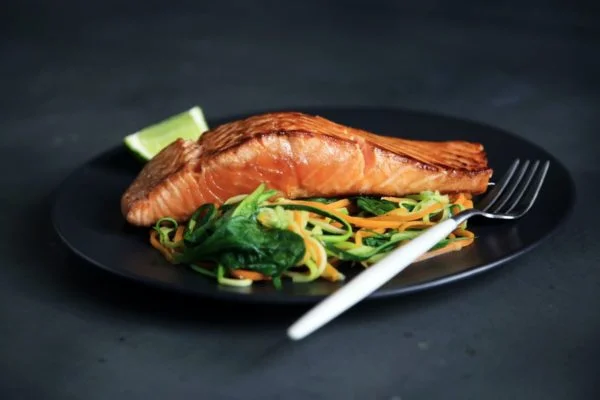 O Salmão é uma ótima fonte de proteína que pode auxiliar no crescimento capilar