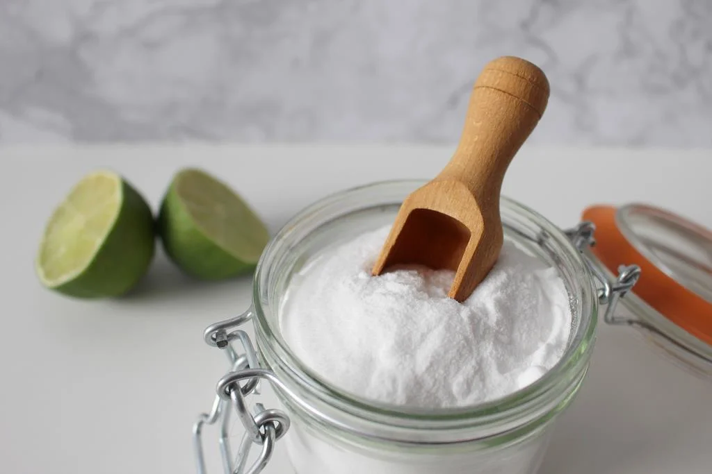 apesar do bicarbonato de sódio poder ser usado como um esfoliante para remover a caspa, deve ser usado com cautela por ter um pH alcalino e poder ressecar os cabelos