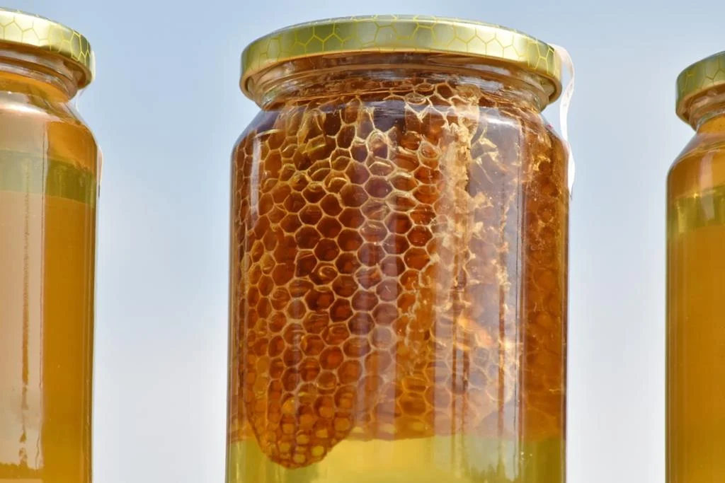 o mel é um excelente antibactericida natural e umectante, e pode ser usado para ajudar a remover a caspa diariamente