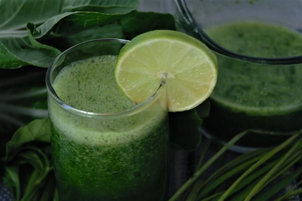 o suco de couve é bastante conhecido por ser um suco detox, sendo bastante útil para retirar todas as impurezas do organismo