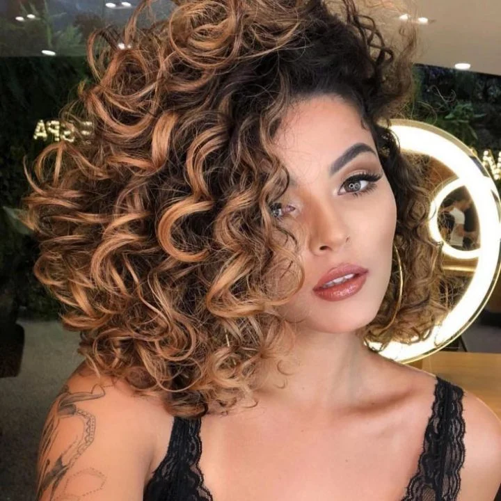 Jovem modelo linda de cabelos castanhos com cabelo longo cacheado bem  penteado excelentes ondas de cabelo beleza