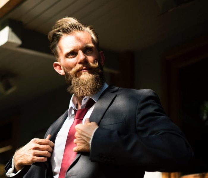 homem de terno e barba lenhador