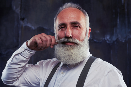 homem mais velho de barba lenhador grisalha