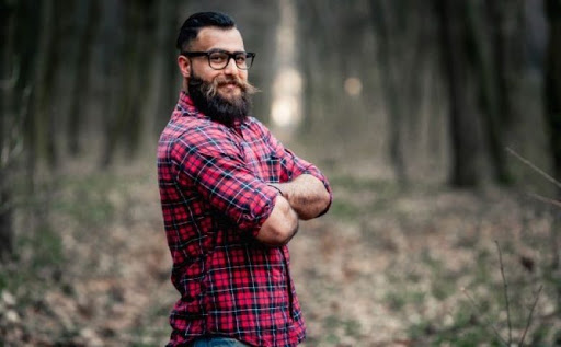 homem nerd e de óculos com barba lenhador