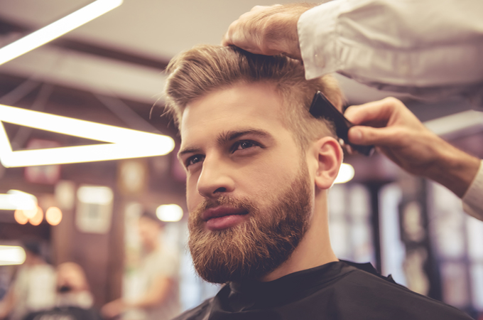 homem loiro fazendo o cabelo