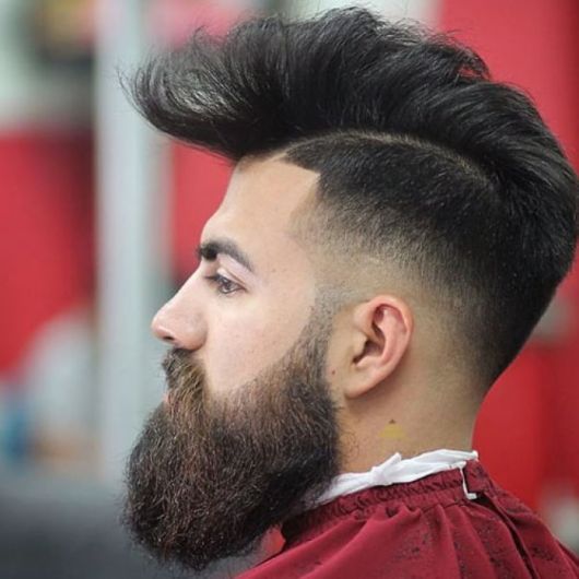 homem com barba lenhador e moicano