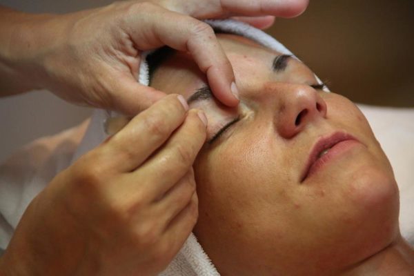 A micropigmentação é um procedimento estético muito adotado por quem tem sobrancelhas com muitas falhas.
