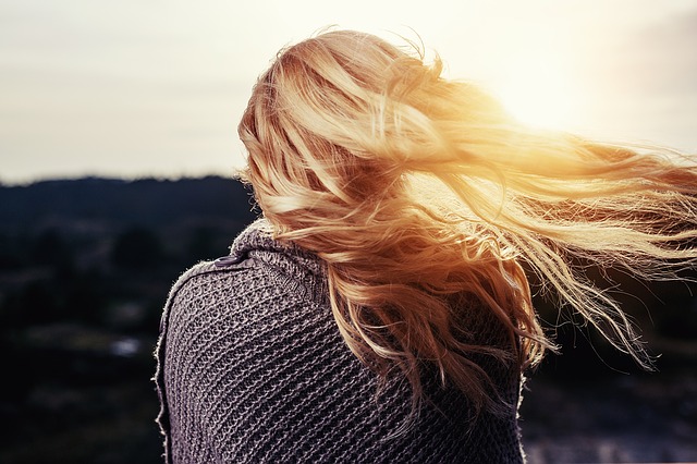durante o verão os cabelos tendem a crescer mais graças a ação do sol no bulbo capilar