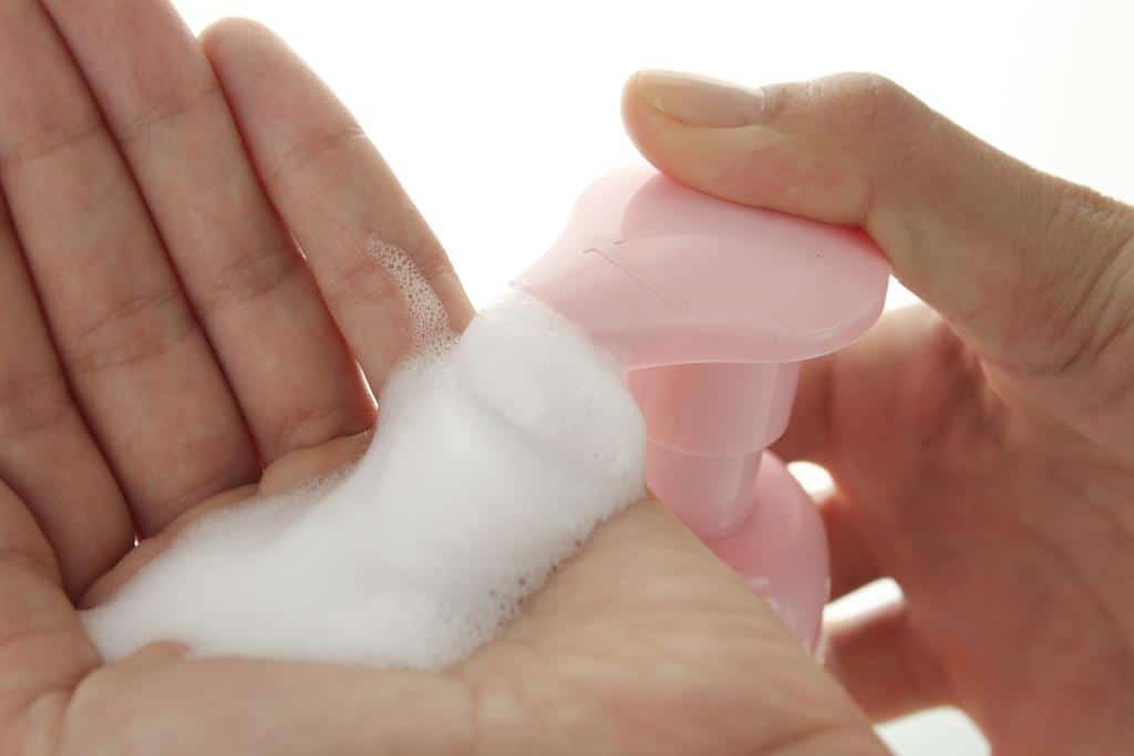 por ser mais alcalino, o shampoo anti resíduos abre as cutículas e limpa profundamente os cabelos