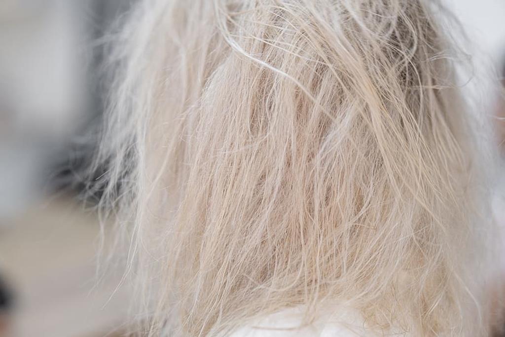 a poluição pode deixar os cabelos ressecados e frágeis