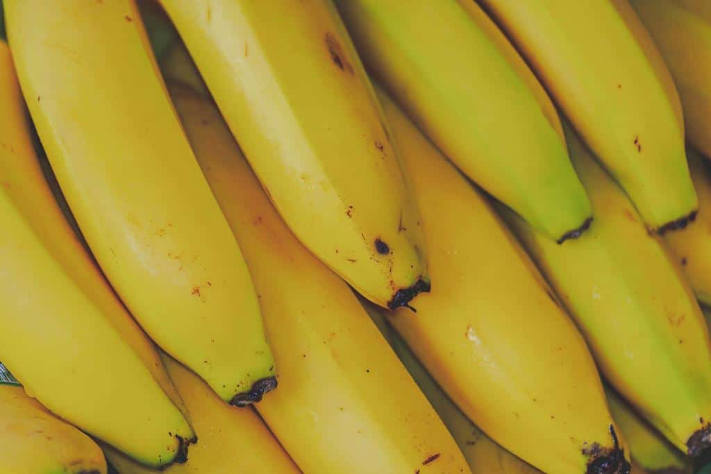 a banana possui propriedades que além de hidratar os fios, também removem o frizz da raiz