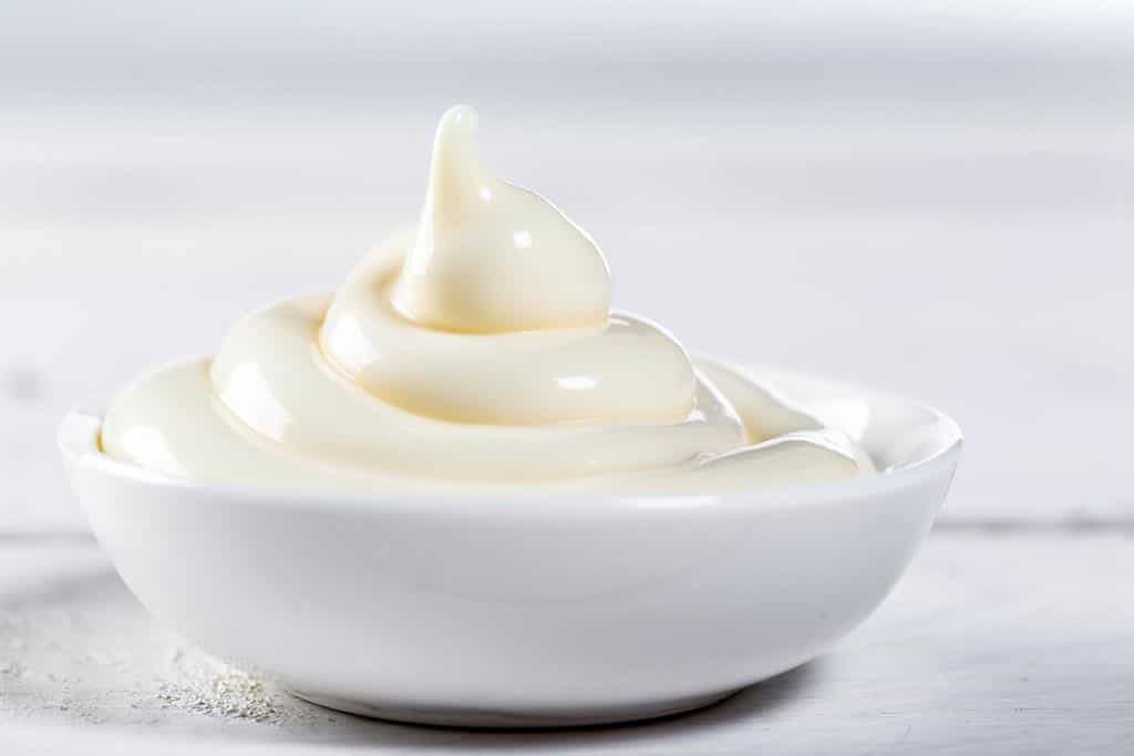 graças ao ovo, vinagre e óleo presentes na receita, a maionese é um excelente hidratante para fazer o creme desmaia cabelo caseiro