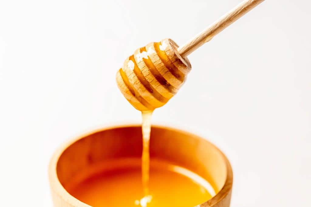 a hidratação caseira para cabelo com mel possui um alto poder de umectação e hidratação