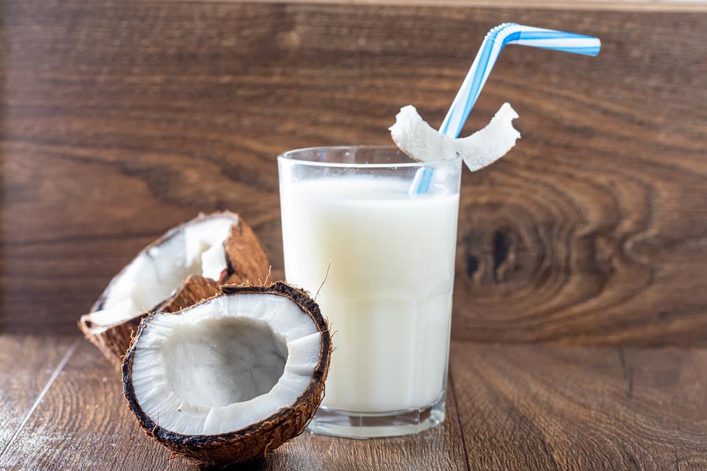 o leite de coco é um excelente ingrediente para nutrir a fibra capilar e repor vitaminas e minerais