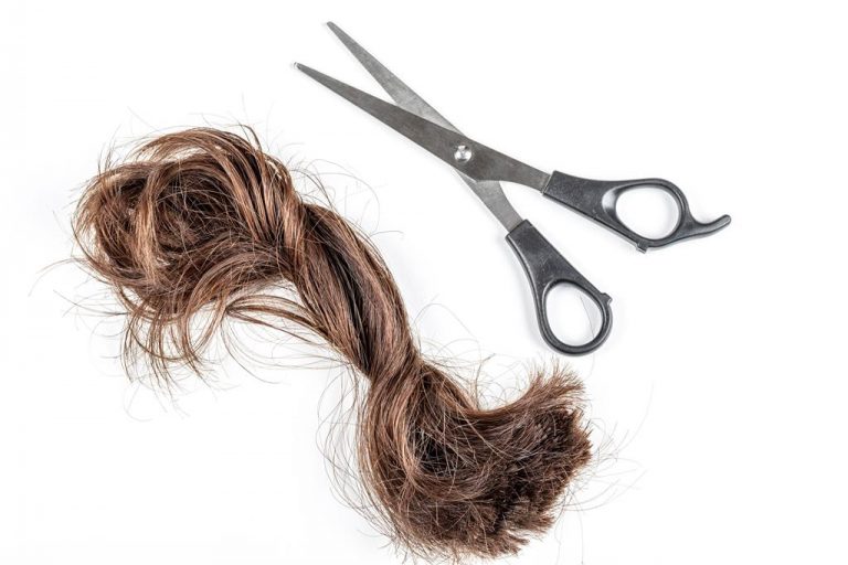 Como cortar o cabelo sozinha em casa em um passo a passo simples e completo