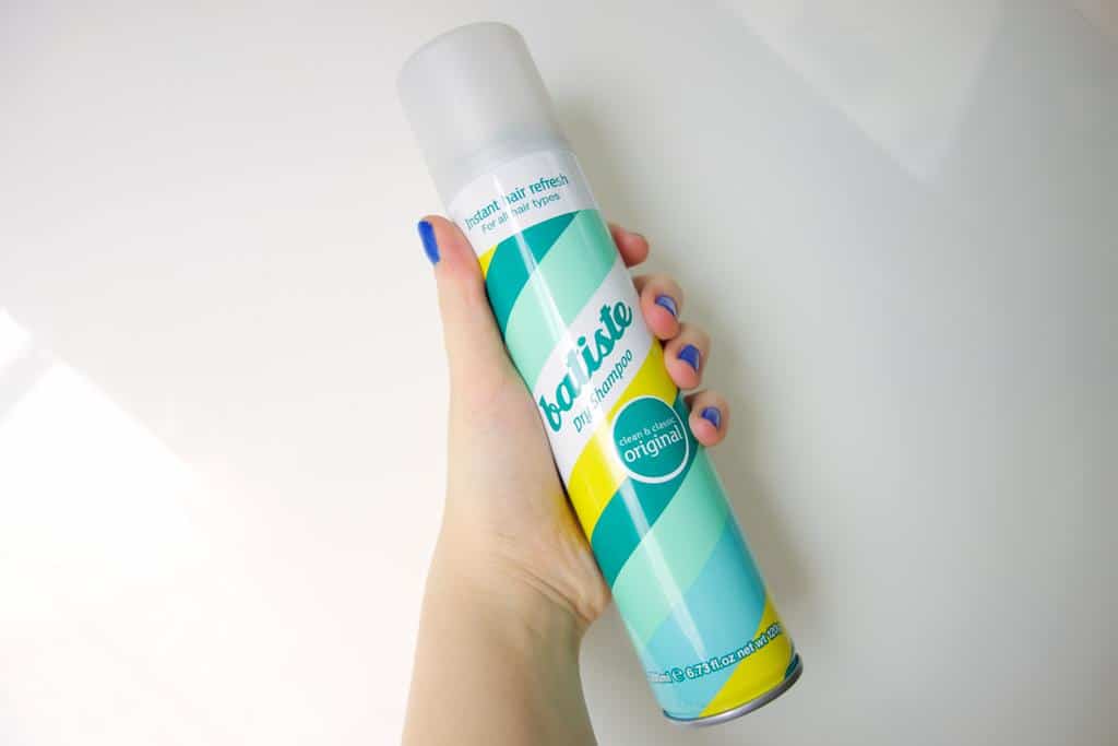 o shampoo a seco é uma espécie de pó que absorve a oleosidade do couro cabeludo