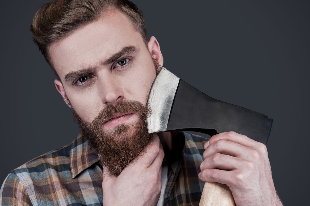 homem com barba lenhador e um machado