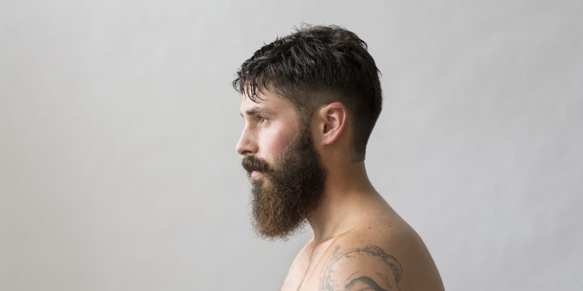 homem com barba lenhador de perfil