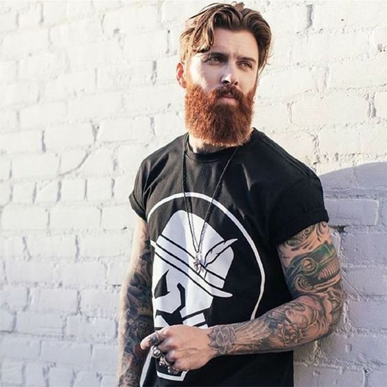 homem com barba lenhador e tatuagens