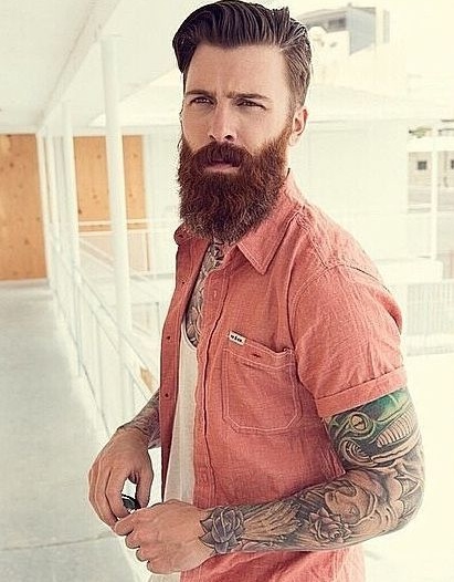 homem com barba lenhador e tatuagens