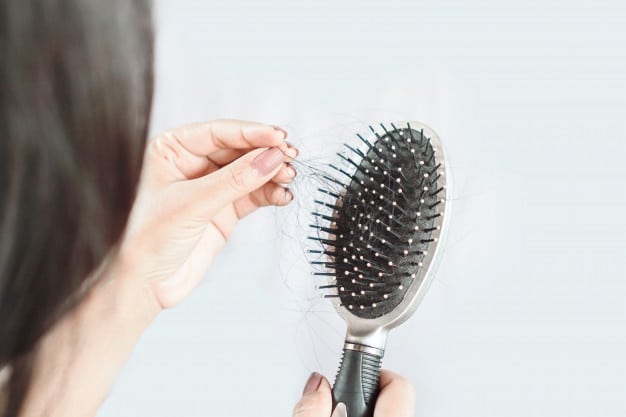 Coronavírus e queda de cabelo: pandemia afeta saúde capilar feminina e demanda por suplementos aumenta